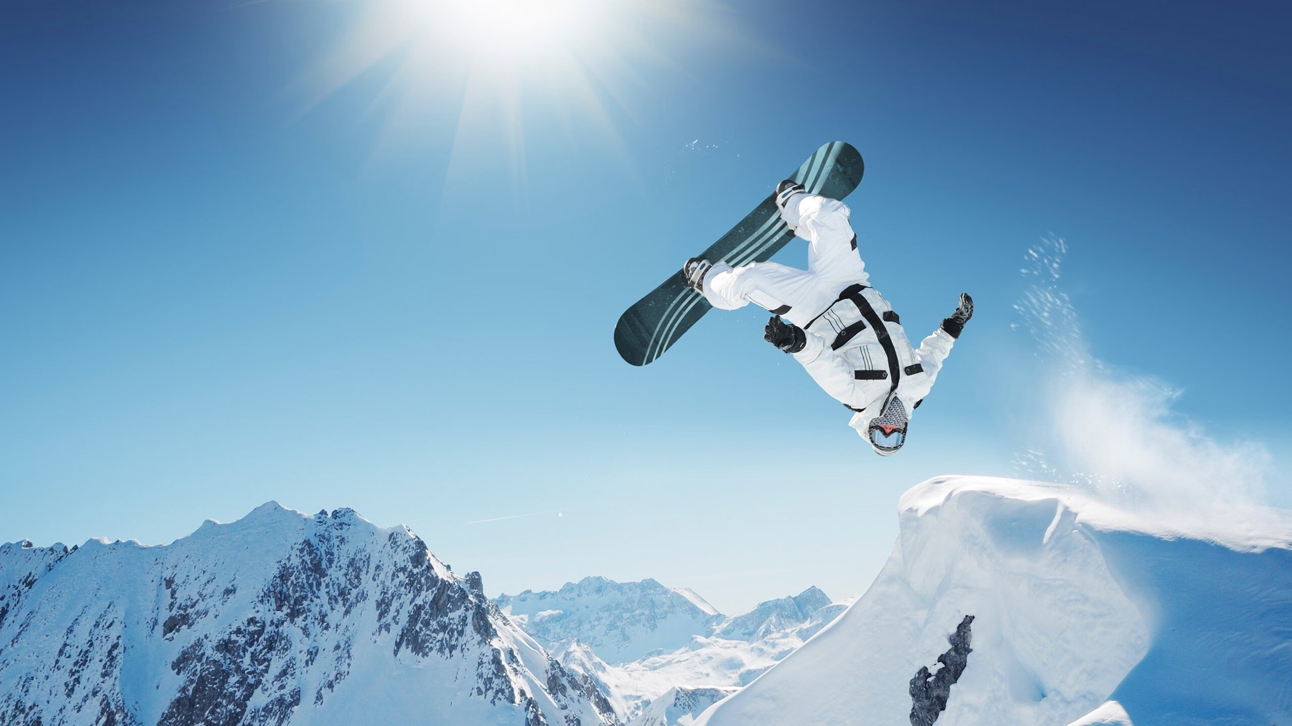 “荒野狂飙:沙丘上演的生死极速追逐”,荒野赛车狂飙